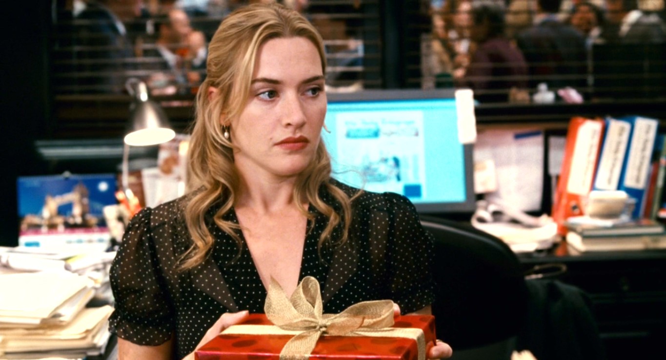 Шекспир сказал: «Всё заканчивается встречей влюблённых». Редкая по красоте мысль. Лично я ничего хоть чуть-чуть похожего не испытала. Но очень хотелось бы верить, что Шекспиру удалось. А вообще, мне кажется, я думаю о любви больше, чем надо. Но меня восхищает, что любовь обладает такой силой, которая способна перевернуть нашу жизнь. Кстати, Шекспир изрёк ещё одну мудрость: «Любовь слепа». И вот под этим я могу подписаться. У кого-то совершенно необъяснимо любовь исчезает. А кто-то просто теряет свою любовь. Ну и, само собой, любовь можно найти (пусть и на одну ночь). А есть совсем иной род любви — самый жестокий. Такая любовь не оставляет своим жертвам надежды. Это безответная любовь… И тут я настоящий профессионал. В любовных романах люди в основном влюбляются друг в друга. Ну а как же мы, все остальные? Кто расскажет про нас, про тех, кто одинок в любви? Мы жертвы одностороннего чувства. Мы проклятие мира любимых. Мы нелюбимые. Мы ходячие больные. Мы инвалиды без преимущественного права парковки.