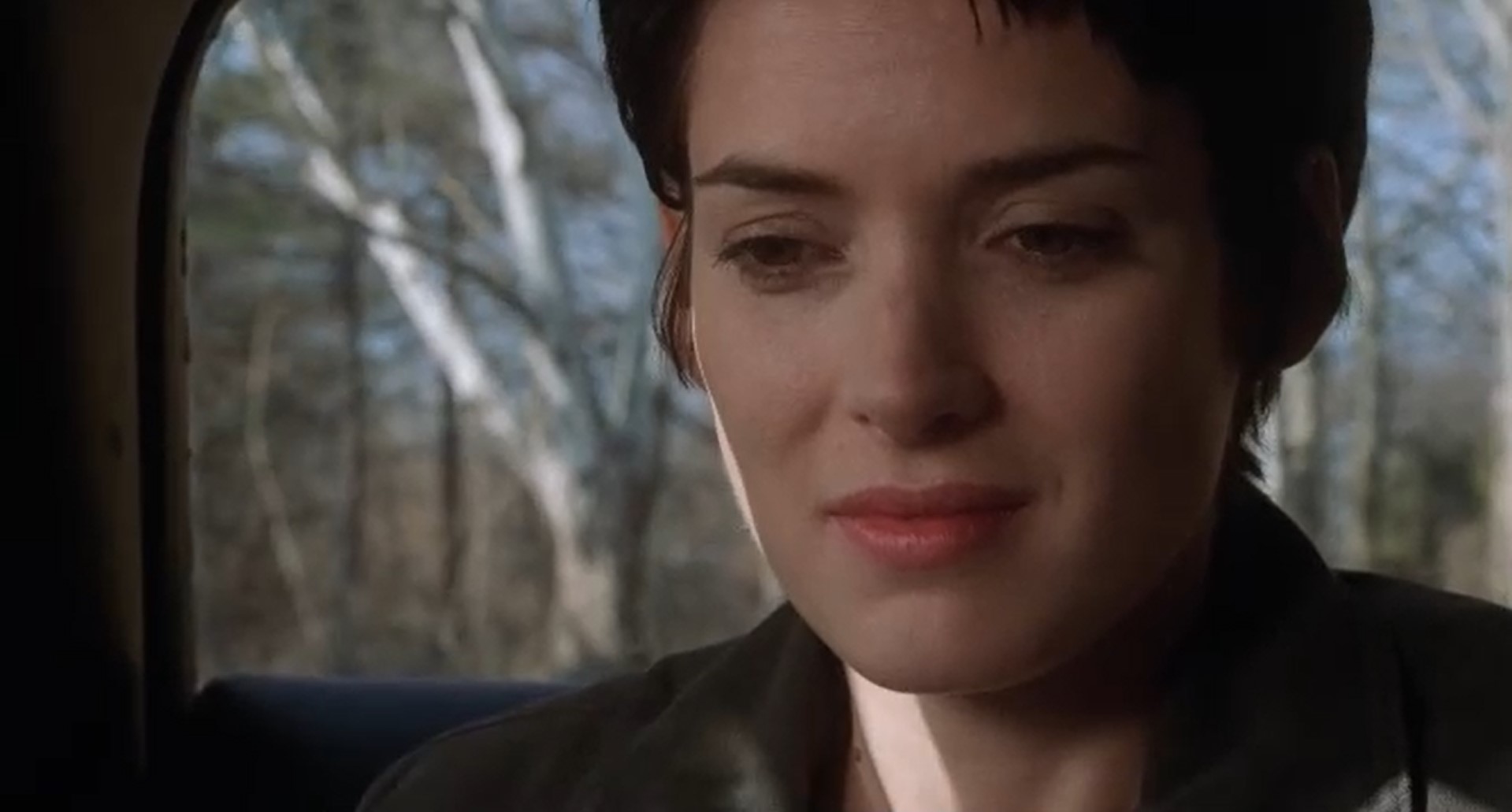 Быть сумашедшей — это не значит быть в разладе с самим собой или скрывать темную историю. Такой могу быть я или ты, если на нас смотрят через увеличительное стекло, если ты солгала и тебе понравилось, если ты мечтала остаться навсегда ребенком...