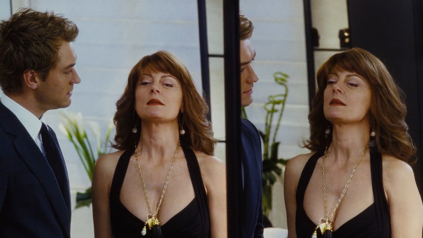 — Ваш муж намного старше вас?
— Он не мой муж.
— Но он носит обручальное кольцо.
— Я же не говорю, что он вообще не муж. Чей-нибудь.