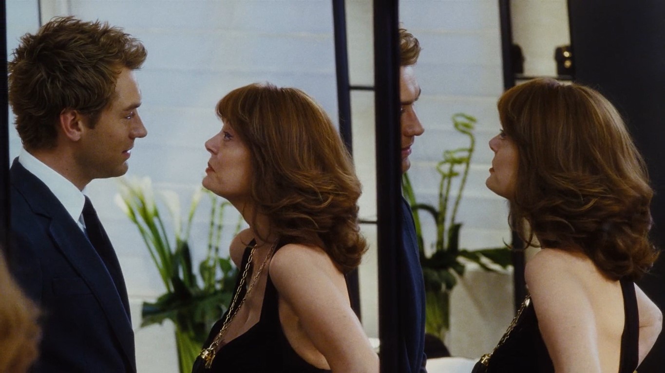 — Ваш муж намного старше вас?
— Он не мой муж.
— Но он носит обручальное кольцо.
— Я же не говорю, что он вообще не муж. Чей-нибудь.