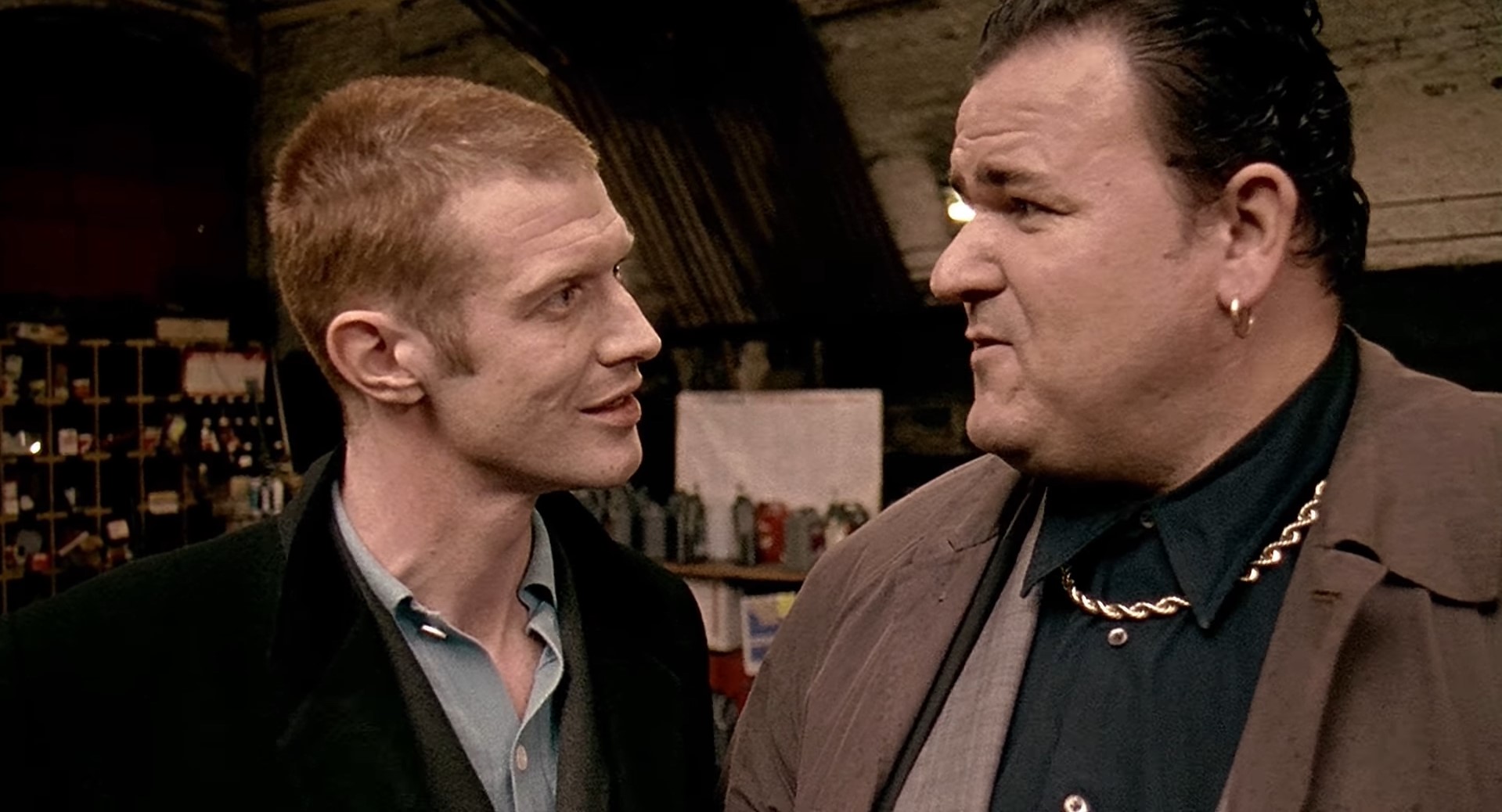 — Мне только напугать их.
— Конечно, ты пугнешь. Ты и так страшный.