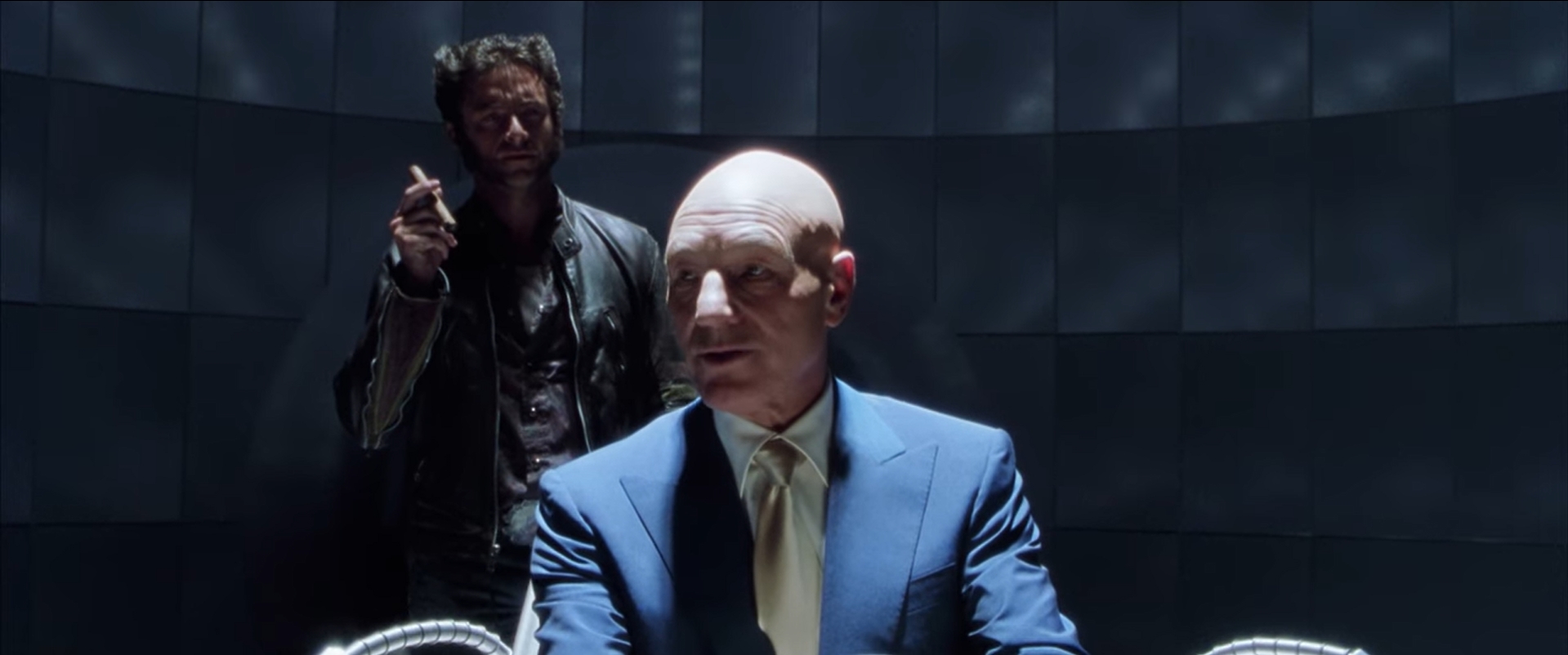 — Логан, хоть я и терплю твоё курение в доме, будешь курить здесь — и всю оставшуюся жизнь будешь считать себя шестилетней девочкой.
— Ты можешь это сделать?
— Джин будет заплетать тебе косички. С возвращением.