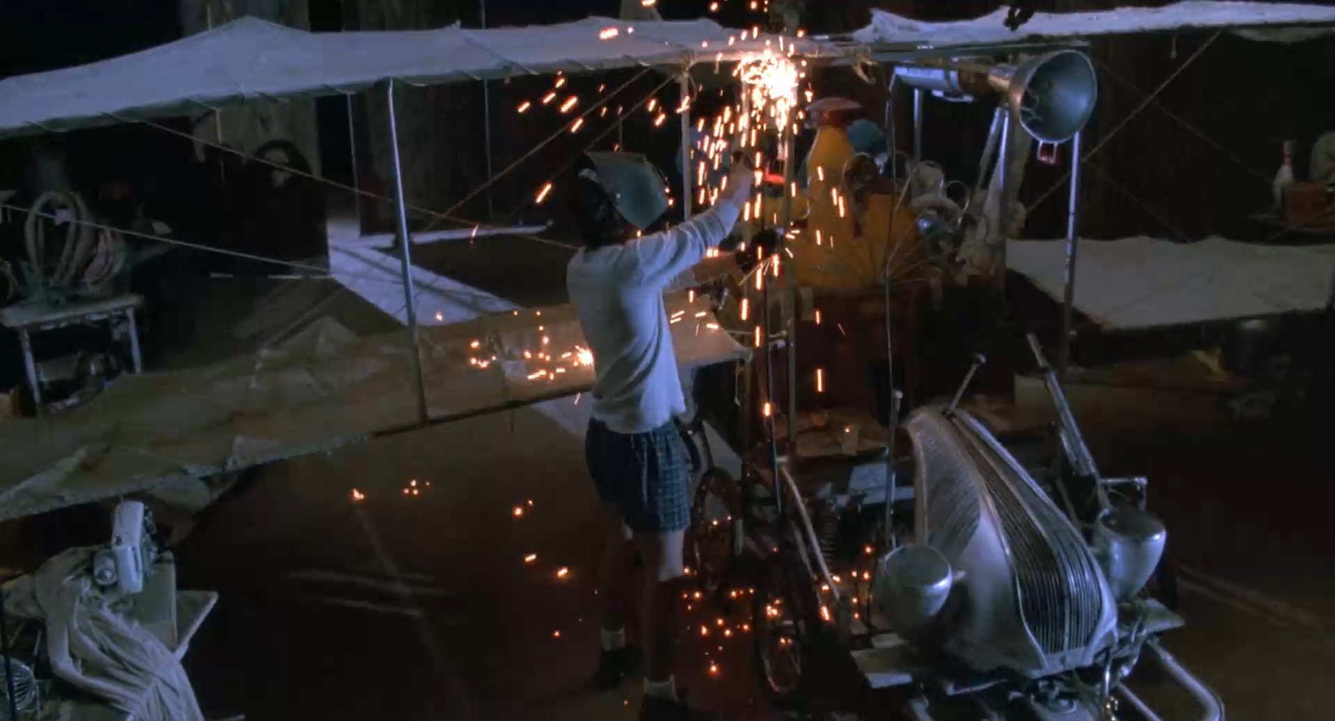 Вы застигнуты между мечтами двух женщин, это самое безумное, что может с вами случиться. Это не борьба добра со злом, а борьба слабого с сильным, где слабому всегда не хватает дыхалки.