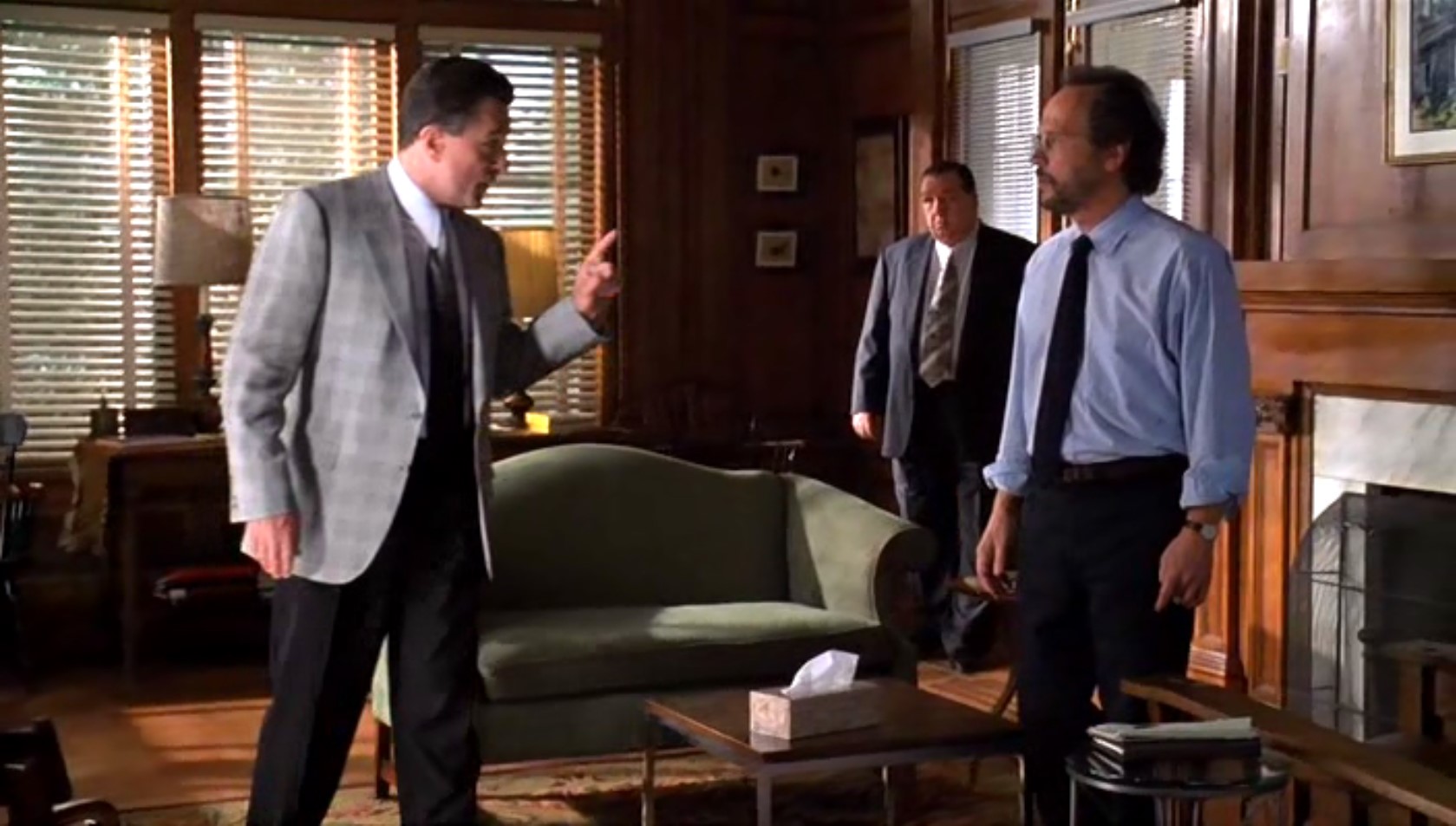 — Знаешь меня?
— Да.
— Нет, не знаешь.
— Ладно.
— Видел фото в газетах?
— Да.
— Нет, не видел.