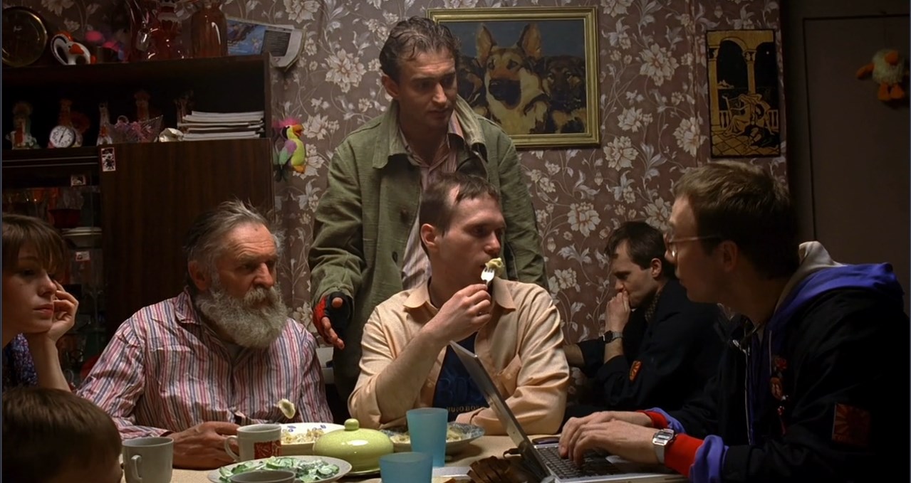 Толик (аналитик Ночного Дозора) — А это кто?
— Хозяева...
— Толь, ты озверел совсем?
— А нечего во время еды телевизор смотреть, зрение портить...