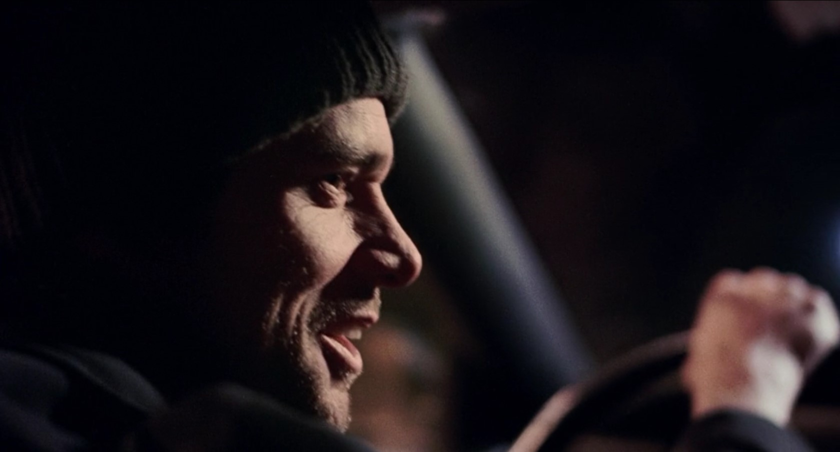 — А Вы меня не преследуете, сэр?
— Вовсе нет, Вы же первая заговорили со мной.
— Это уловка из учебника для маньяков.
— Правда? У них есть учебники? Здорово! Надо будет почитать...