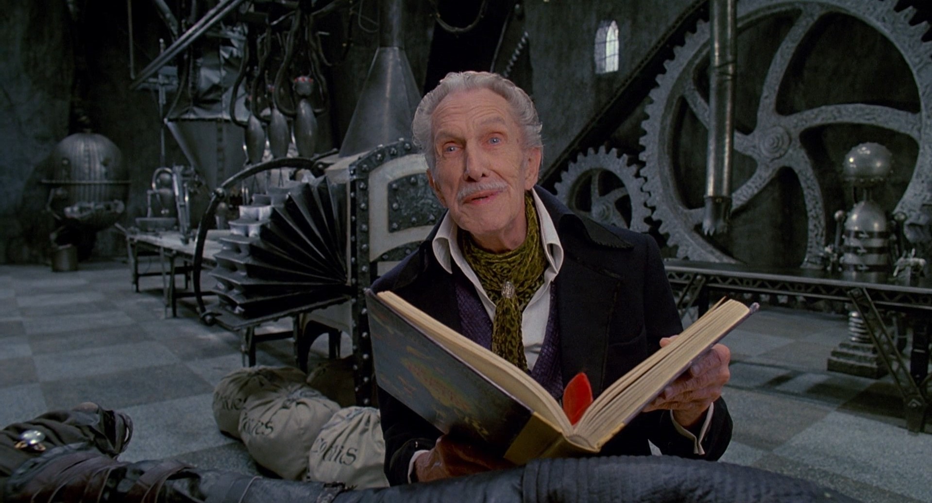 Изобретатель Сшил костюм себе старик
Из бумаги папиросной.
И на едкие вопросы отвечал -
По швам трещит, но смотрите, как сидит.
====================================
На утёсе жил старик и носил всегда он креп.
На вопрос: «А что за дыры?»
Говорил он: «Тут и там, но они ведь так красивы!»