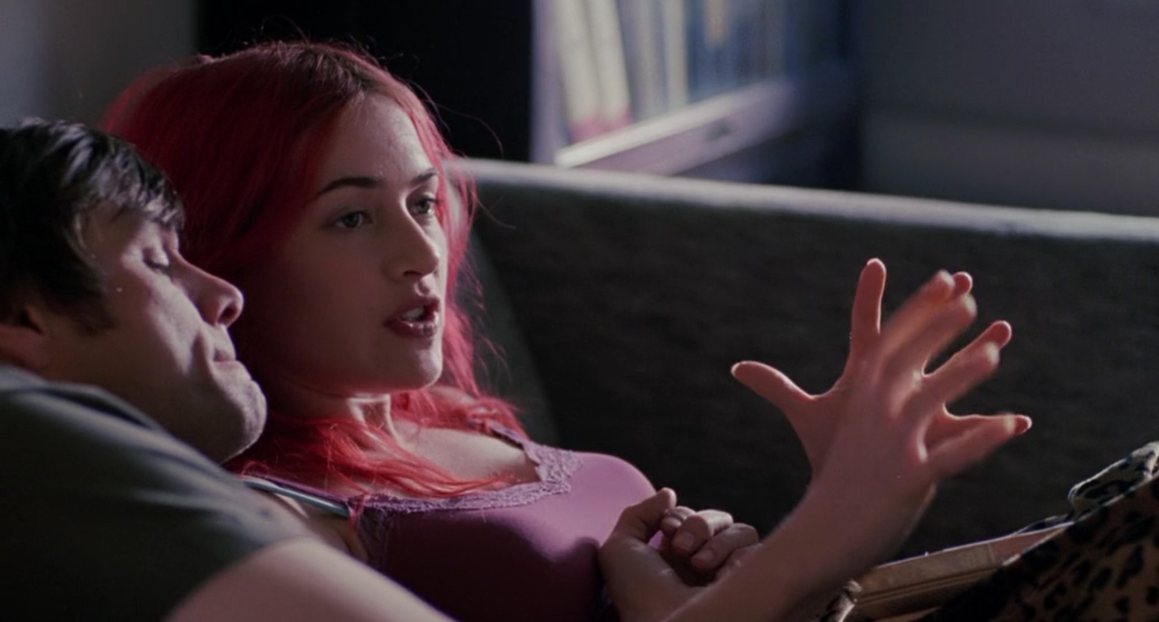 Отправь меня в такой уголок, где меня не должно быть... И там мы переждём...