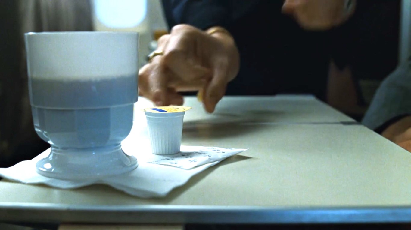 Разовые порции сахара, сливок, разовые порции масла, полуфабрикаты для микроволновки, мини наборы шампуня и кондиционера, микроскопические кремы, крохотные кусочки мыла. Люди, встречающиеся мне во время перелетов, — одноразовые друзья! Мы проводим вместе время от взлета до посадки и не более того...