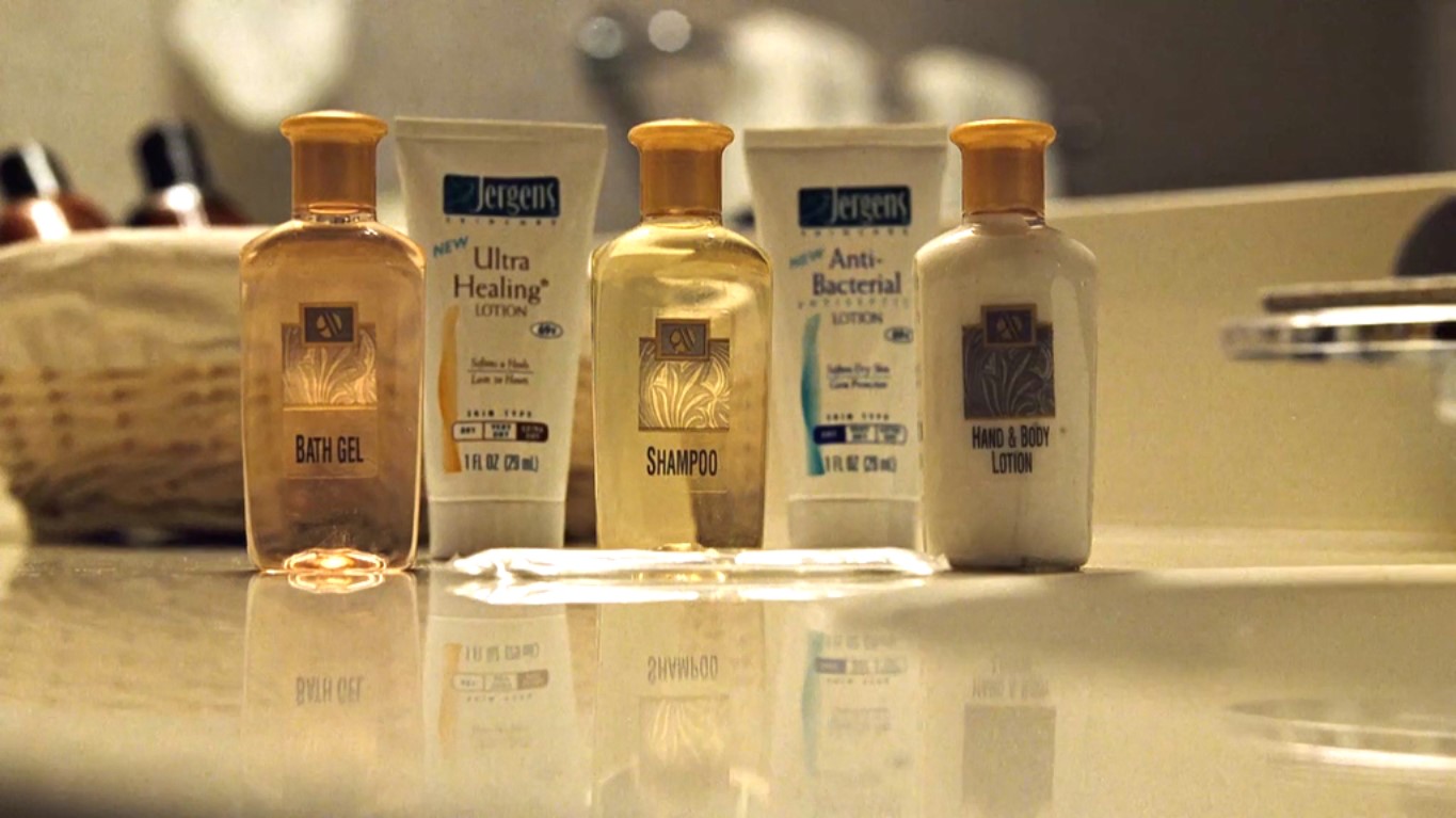 Разовые порции сахара, сливок, разовые порции масла, полуфабрикаты для микроволновки, мини наборы шампуня и кондиционера, микроскопические кремы, крохотные кусочки мыла. Люди, встречающиеся мне во время перелетов, — одноразовые друзья! Мы проводим вместе время от взлета до посадки и не более того...