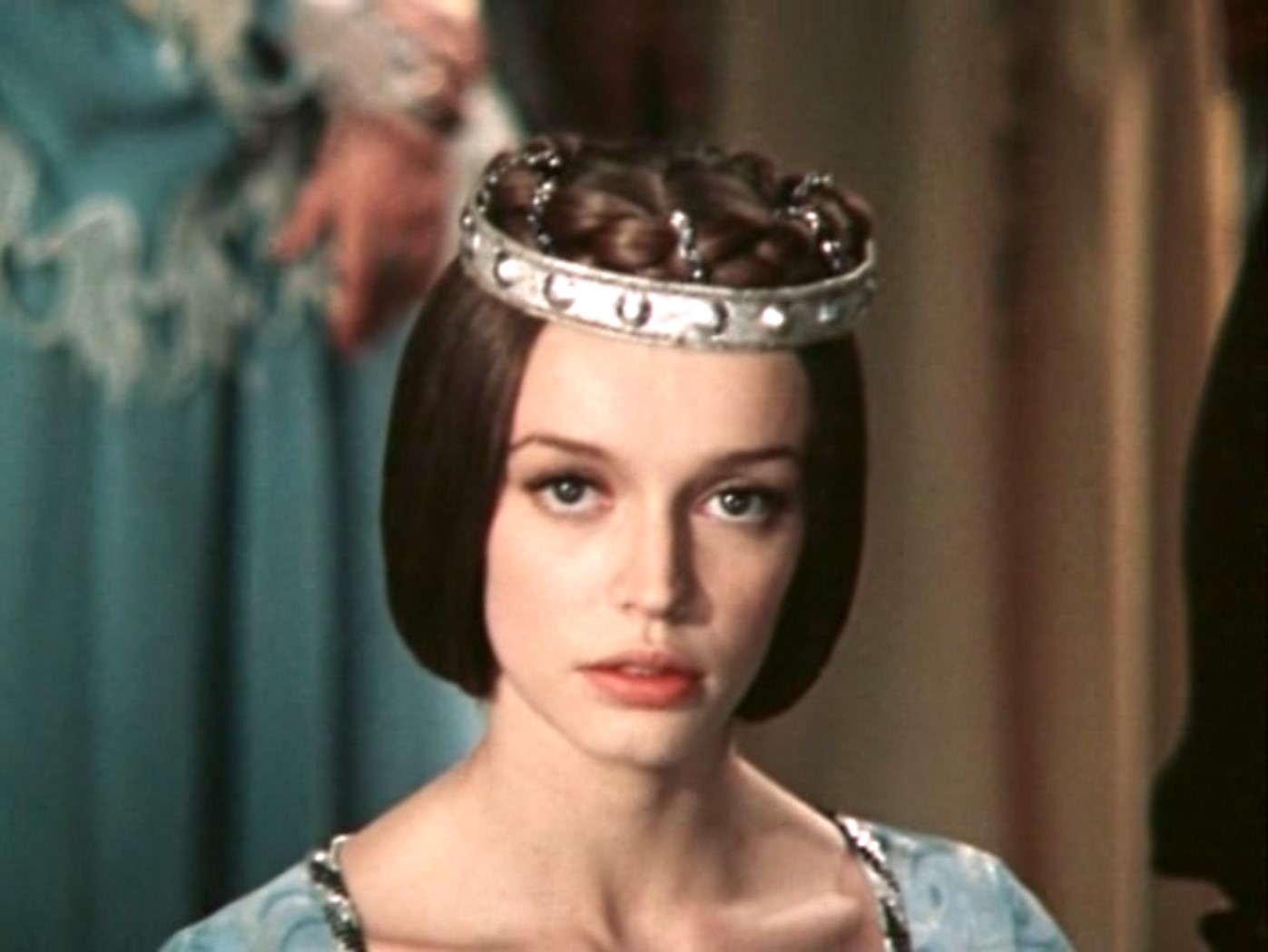 А бабушка! Вы лучше у неё бы поучились искусству плетения интриг. Как она вязала! До сих пор никто развязать не может.