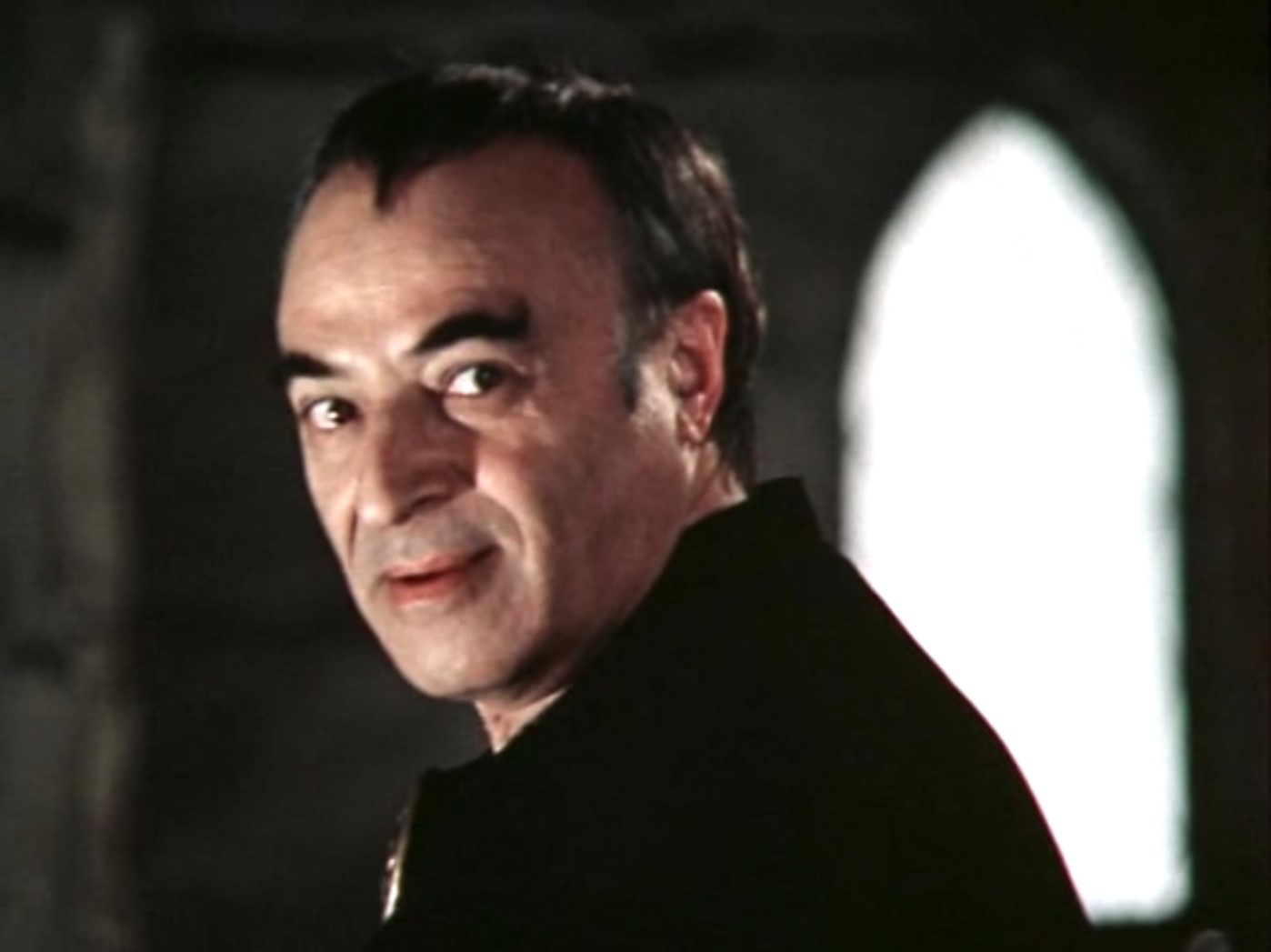 Марлаграм: — Дорогой племянник! У тебя нет ни чести, ни совести!
Мальгрим: — Дядя, в двенадцатом веке с одной честью и совестью не проживешь!