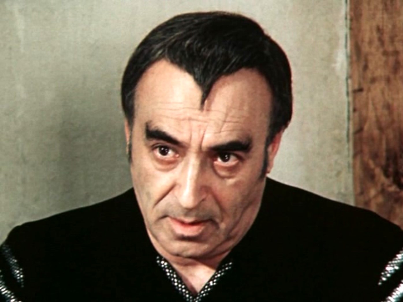 — Насколько вы знакомы с проблемами внешнего порядка в пределах мироздания?
— Вы имеете ввиду теорию относительности Эйнштейна?... Я, признаться, не силен в ней…
— Сейчас я попробую изложить вам более популярно: представим себе Вселенную шести измерений. Ну, первые четыре проходят в школе – это длина, высота, ширина и фактор времени. С двумя остальными несколько посложнее. Это сфера материального воздействия и сфера воображения. Отсюда шестимерность пространства, а не четырехмерность, как ошибочно утверждал этот ваш… ну, этот ваш…
— Эйнштейн?
— Да, Эйнштейн. Понимаете?
— Признаться, не очень. Я художник и привык мыслить образами, а не измерениями галактик.
— Художник… художник… Хорошо. Перейдем на образное мышление. Вас устраивает формула, что всё, что созданное нашим воображением должно где-то существовать во Вселенной?