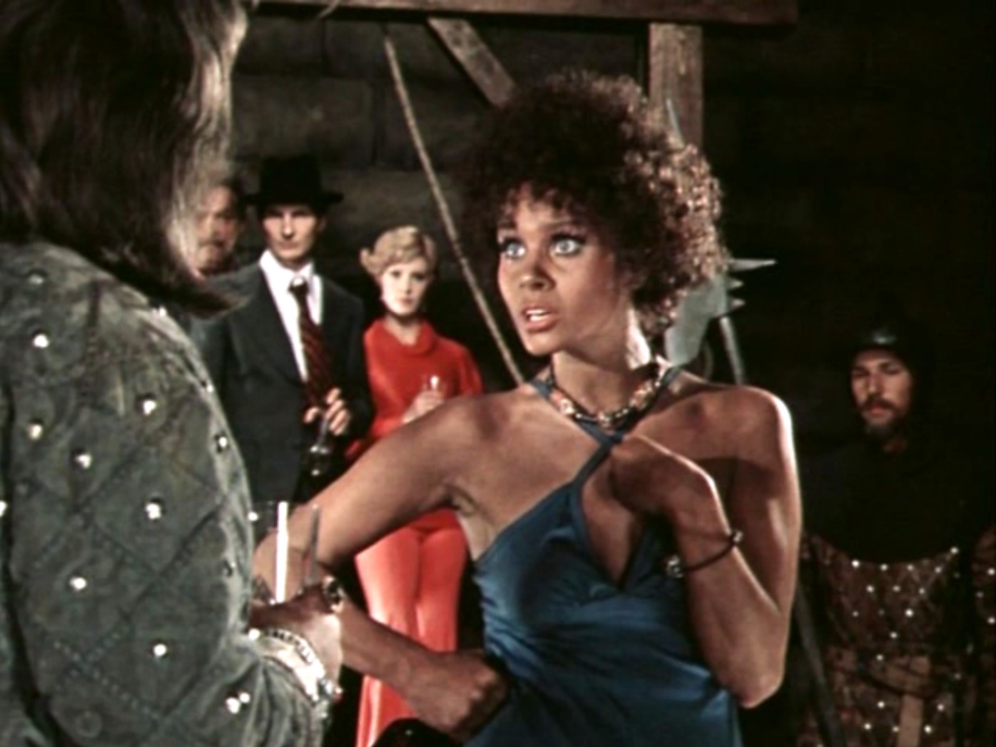 — Мы бы с удовольствием приударили за вами! Жаль, что вы привидение.
— Кто привидение? Это я привидение?! Я честная женщина и порядочная вдова! Даже дважды вдова! Тоже мне король выискался… с того света!
— Это я с того света?
— Да!
— Я живу на этом свете, а вы, прекрасная леди, явились сюда в Перадор с того света!
— Это вы с того света! А я с этого света!
— А… я… с какого света?..
— Не знаю.