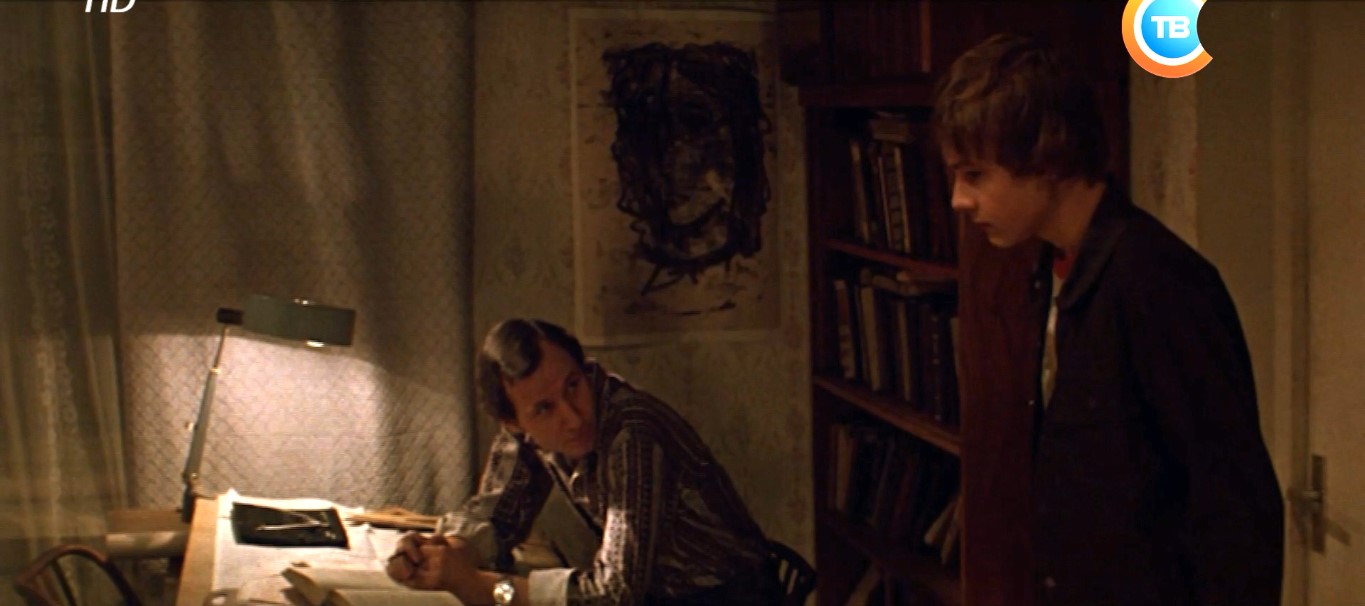 Павел Афанасьевич (отец Серёжи) Сережа Лавров — С радости или с горя?
— Какая разница?
— С горя чаще спиваются.
— Шутишь...
— Нет.
— Ты же не знаешь!
— Догадываюсь.
— И что же мне делать?
— Страдать.
— А я не умею.
— А что же ты тогда умеешь?