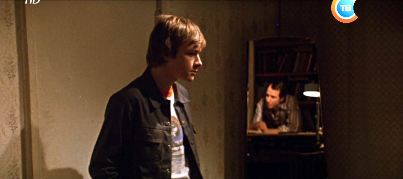 Павел Афанасьевич (отец Серёжи) Сережа Лавров — С радости или с горя?
— Какая разница?
— С горя чаще спиваются.
— Шутишь...
— Нет.
— Ты же не знаешь!
— Догадываюсь.
— И что же мне делать?
— Страдать.
— А я не умею.
— А что же ты тогда умеешь?