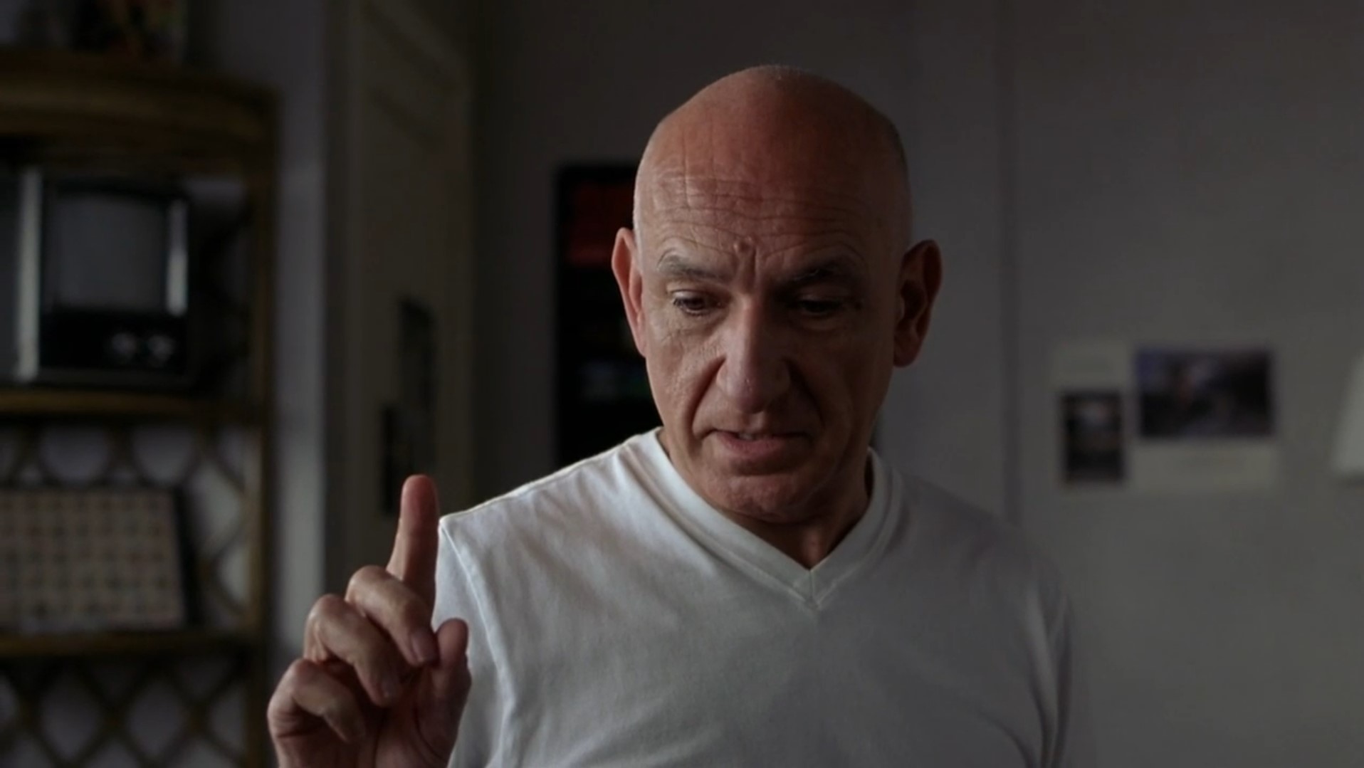 — Мне жалко эту девушку.
— У неё забрали дом, потому что она не платила налоги. Это случается, когда забываешь про свои обязанности. Американцы не заслуживают того, что имеют. Они ведут себя как дети, которые хотят, чтоб в их жизни были только радости, удовольствия, сплошные развлечения.