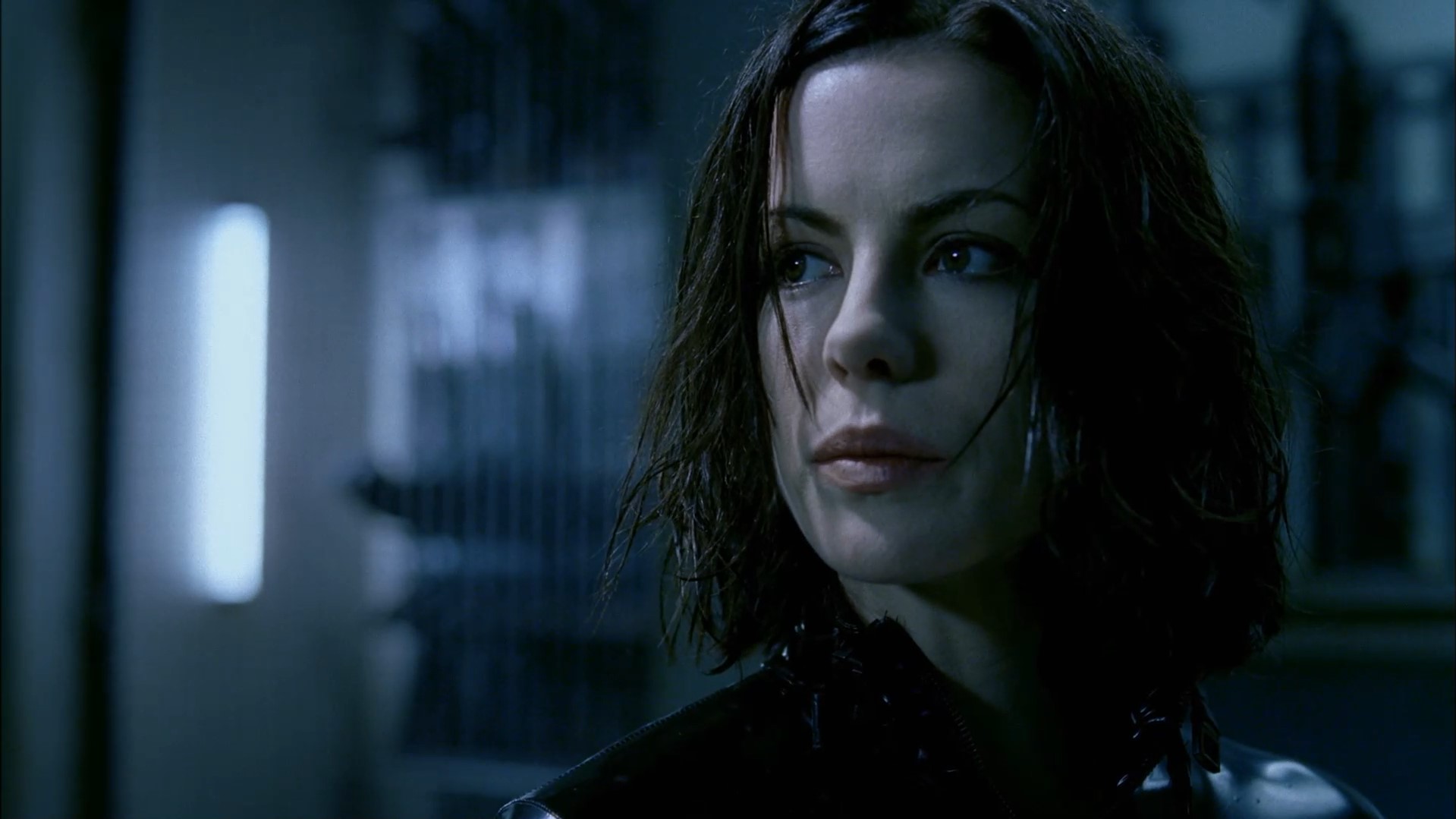 — Оборотни не переносят серебро. Поэтому мы быстро извлекаем из них пули, чтобы они не умерли во время допроса.
— А что происходит потом?
— Засовываем эти пули обратно.