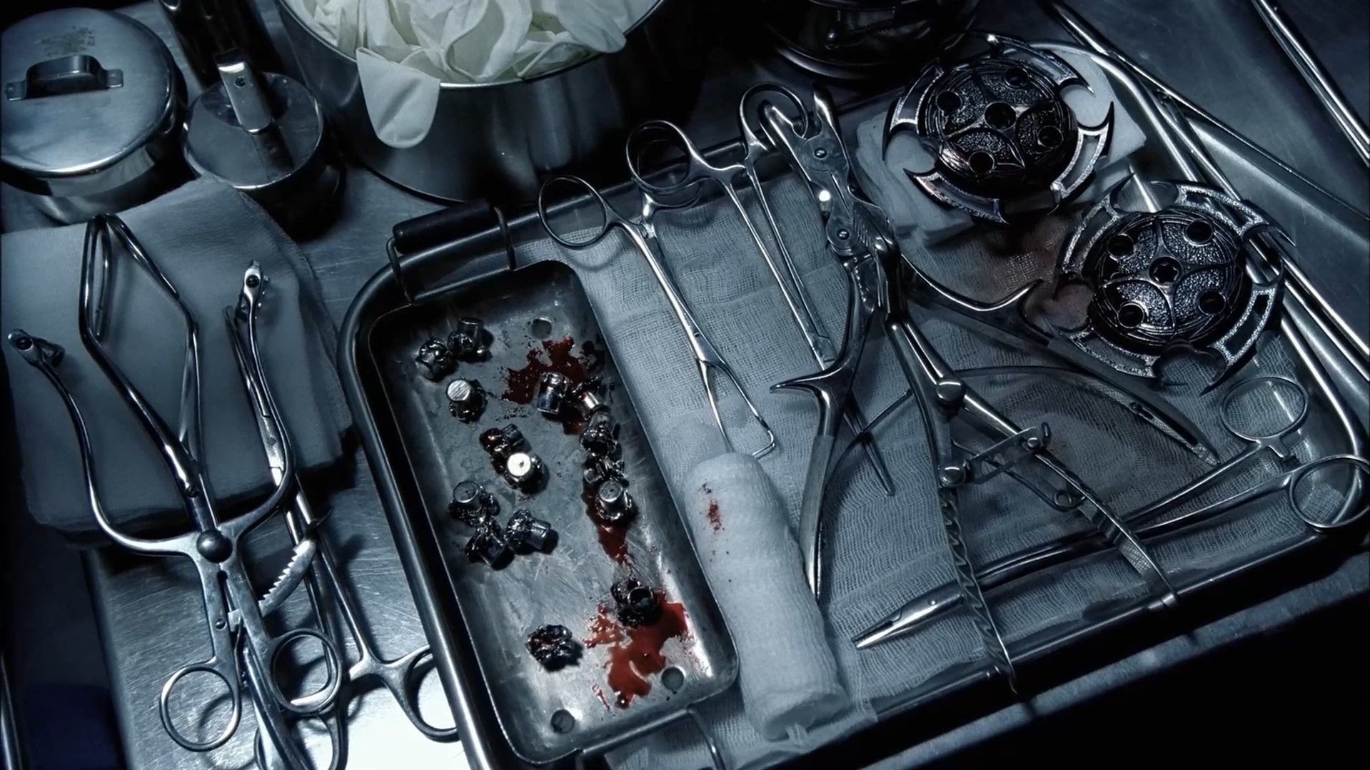 — Оборотни не переносят серебро. Поэтому мы быстро извлекаем из них пули, чтобы они не умерли во время допроса.
— А что происходит потом?
— Засовываем эти пули обратно.