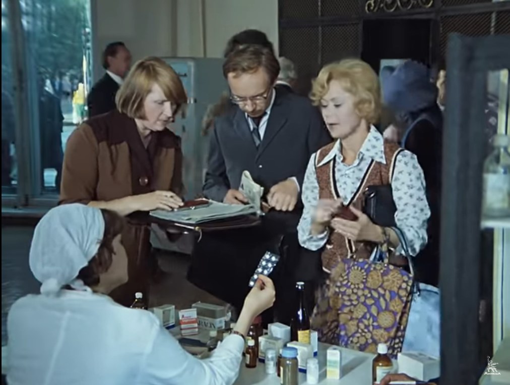 — Люди, сдаём по пятьдесят копеек. У Маши Селезневой пополнение семейства!
— Лично я здесь не при чем!