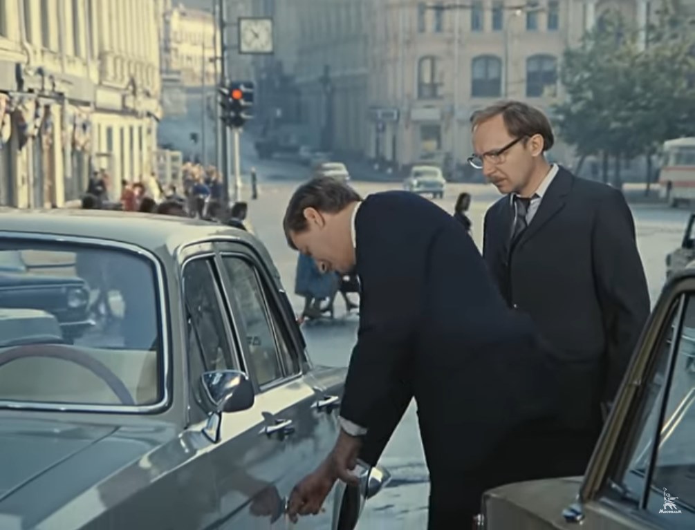 — Она немолодая, некрасивая женщина.
— Она не женщина. Она директор.