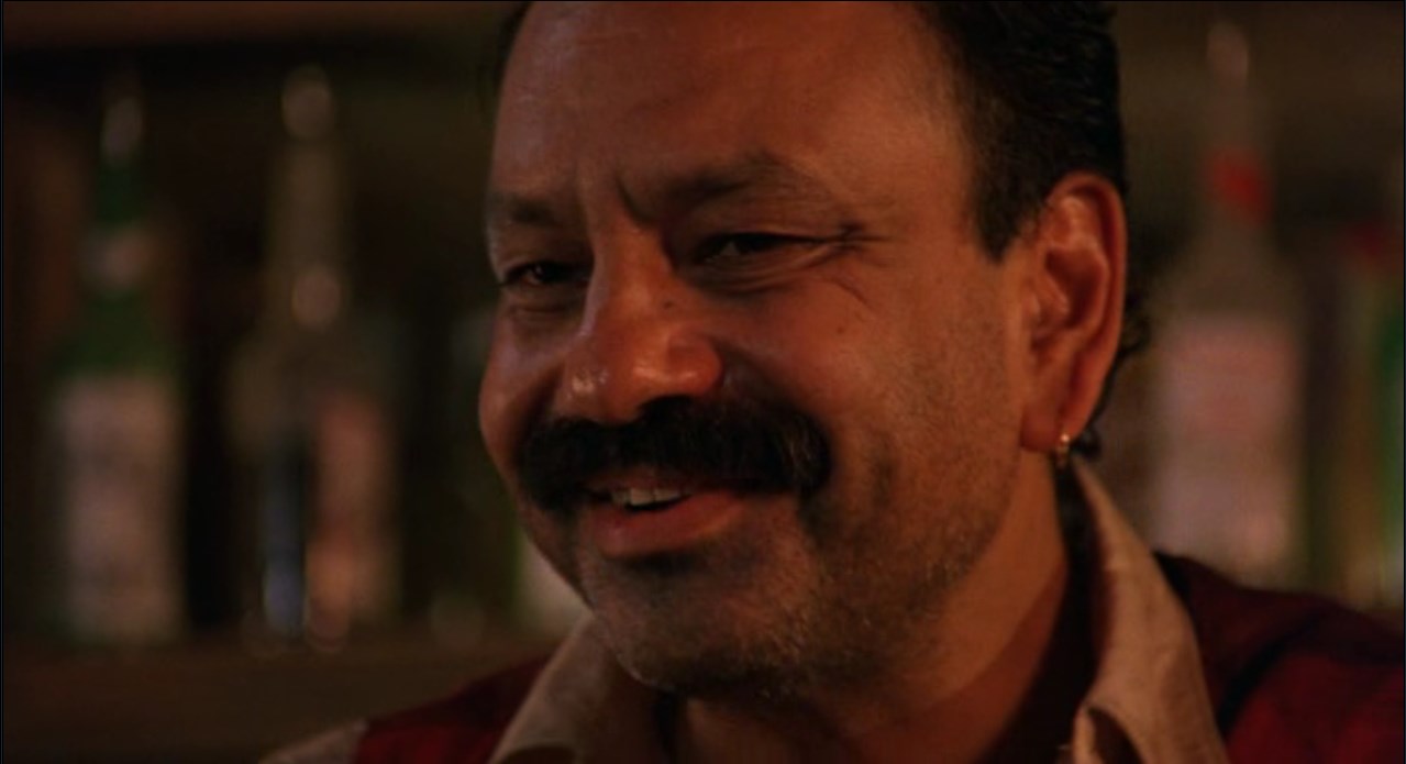 — Значит, бармен остался жив? Барменов никогда не убивают.
— На самом деле, бармену не повезло больше всех.