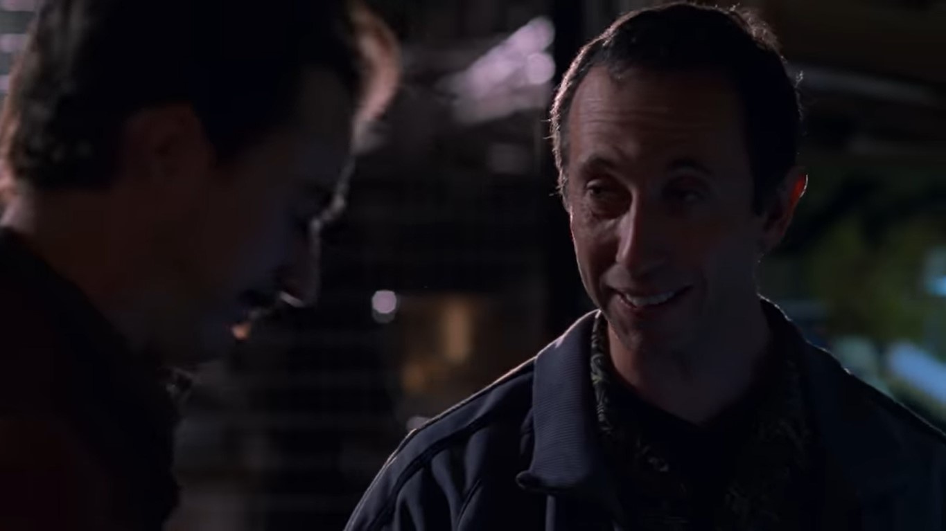 — Вы, американцы, любите героев. Чествуете Колумба, а он заблудился, истребил кучу несчастных аборигенов. А всё это ради чего?
— Я весь — внимание.
— Золота!