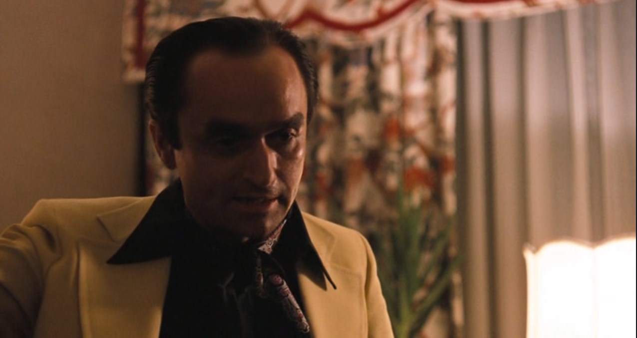 — Майк, нельзя прилетать в Лас Вегас и говорить с Мо Грином таким тоном.
— Фредо, ты мой старший брат, и я тебя очень люблю, но никогда и ни с кем не иди против семьи... Никогда.