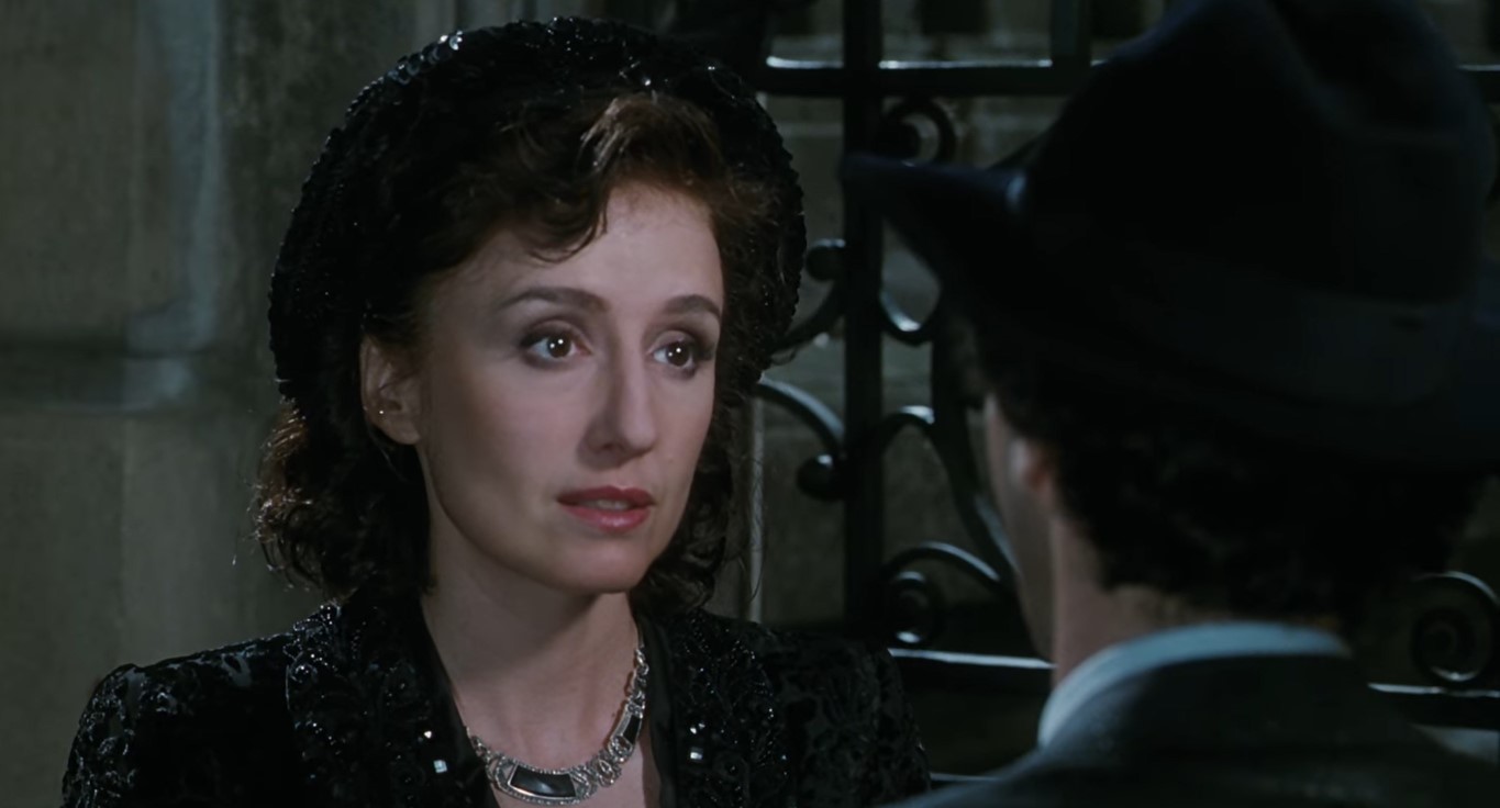 Гуидо Орефиче Дора Орефиче — Да, забыл вам сказать!
— Говорите
— Вы не представляете, как я хочу заняться с вами любовью. Я никому этого не скажу, тем более вам, сказал бы только под пыткой.
— Что сказали бы?
— Что хочу заниматься с вами любовью не один раз, а снова и снова, но я никогда этого не скажу. Я не сумасшедший, я не скажу, что хочу любить вас прямо здесь перед вашим домом всю оставшуюся жизнь.