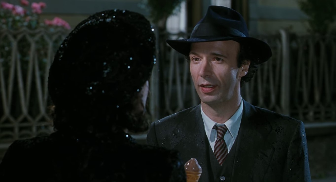 Гуидо Орефиче Дора Орефиче — Да, забыл вам сказать!
— Говорите
— Вы не представляете, как я хочу заняться с вами любовью. Я никому этого не скажу, тем более вам, сказал бы только под пыткой.
— Что сказали бы?
— Что хочу заниматься с вами любовью не один раз, а снова и снова, но я никогда этого не скажу. Я не сумасшедший, я не скажу, что хочу любить вас прямо здесь перед вашим домом всю оставшуюся жизнь.